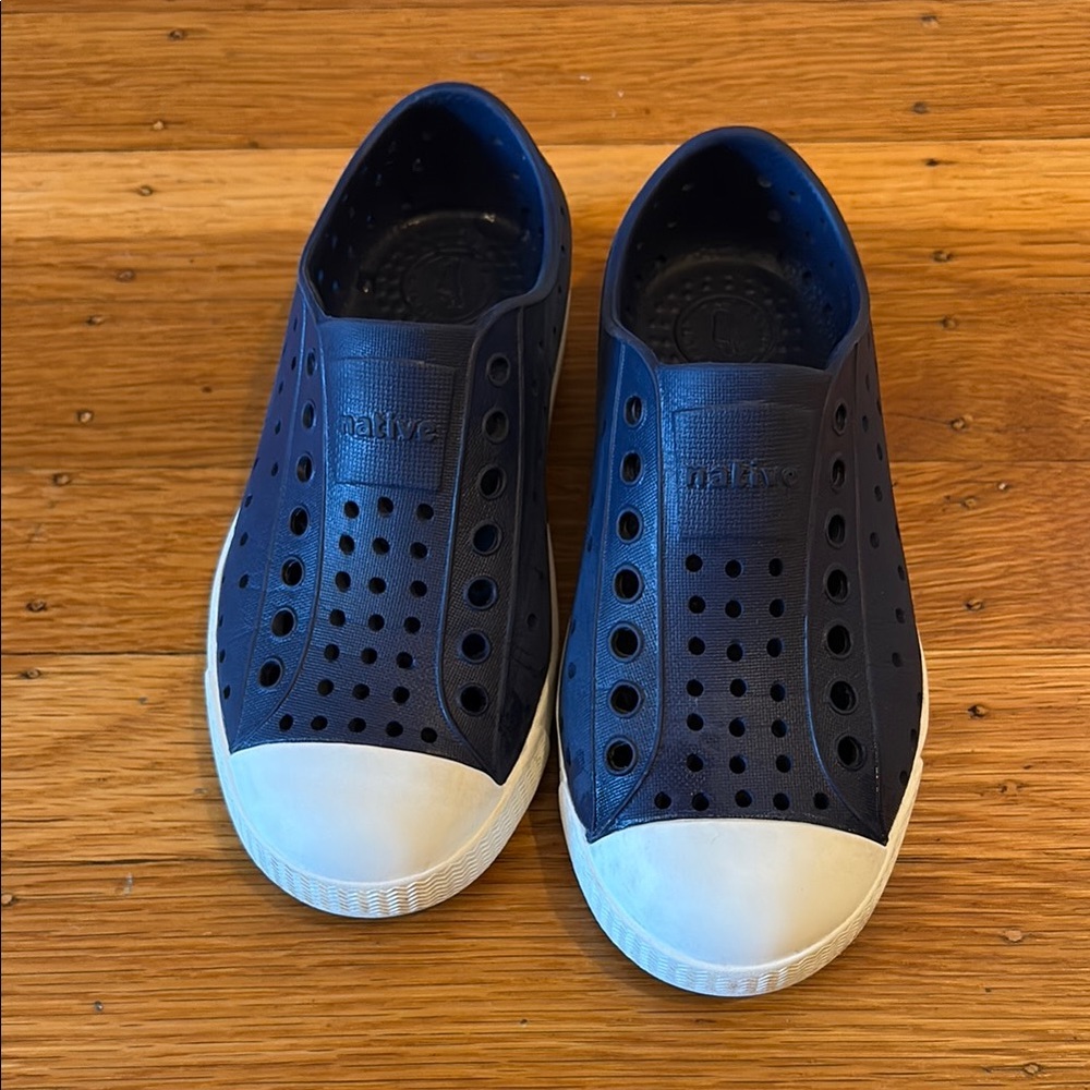 Native sneakers, size kids 11